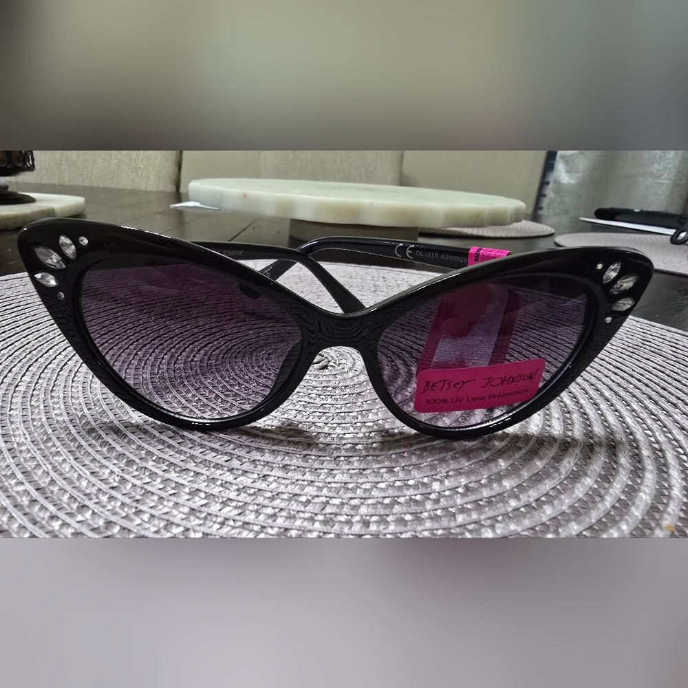 NWT BETSEY JOHNSON SUNGLASSES EYEWEAR ACCESSORY - Picture 3 of 5